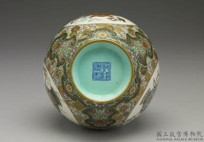 图片[2]-Gall-bladder-shaped vase with flower on a polychrome ground in yangcai painted enamels, Qianlong reign (1736-1795), Qing dynasty-China Archive